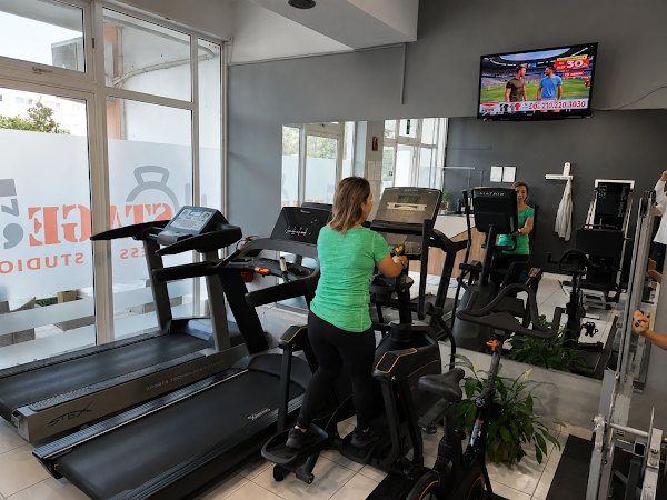Μέλη σε καρδιοαναπνευστική προπόνηση στο Stage 5 Fitness Studio