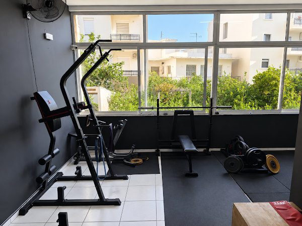 Χώρος με πάγκο και ελεύθερα βάρη στο Stage 5 Fitness Studio